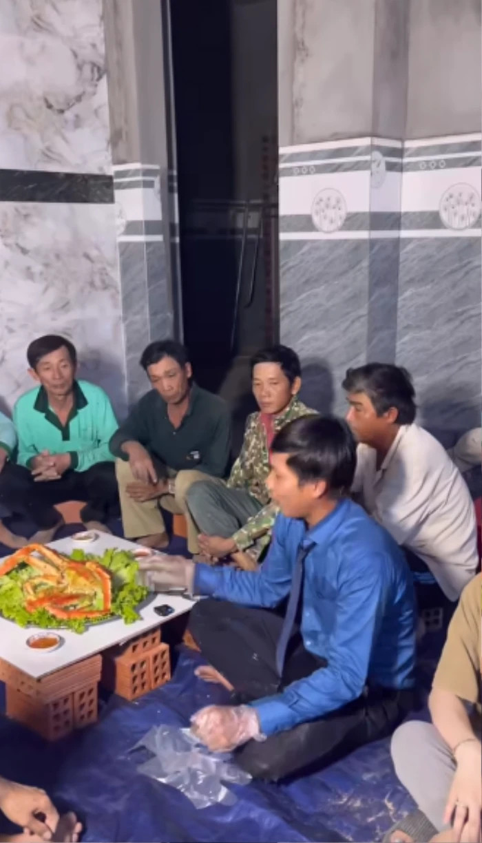 Sau 30 phút tự tay chế biến, Lộc Fuho đã bê mâm cua lớn ra mời vợ và hơn 10 người thợ cùng thưởng thức.