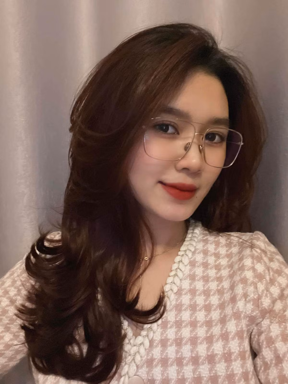 Vợ Huỳnh Tấn Sinh từng chia sẻ: "Mình cao 1m68, nặng 54kg. Để giữ thân hình lý tưởng, mình áp dụng chế độ ăn uống lành mạnh, nạp đầy đủ các chất dinh dưỡng. Tuy nhiên, mình hạn chế tinh bột và đường...