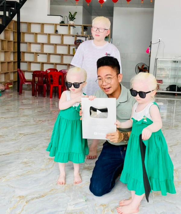 Về cuộc sống, sau khi “nổi tiếng” trên mọi nền tảng mạng xã hội, cặp song sinh cũng như gia đình đã có nhiều thay đổi. Cả hai thường xuyên được cha mẹ cho đến những vùng đất, địa điểm du lịch tại miền Tây để khám phá.