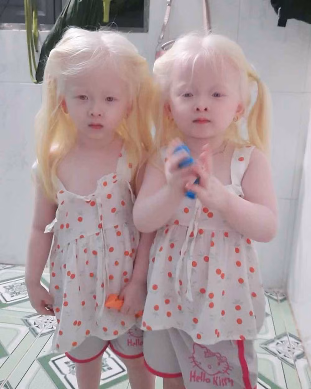 Trong các video, cặp song sinh luôn vui vẻ chơi đùa cùng nhau, nói chuyện rất “người lớn”. Đặc biệt cả hai đã được sinh sống cùng anh trai, không phải xa cách theo kiểu người ở quê – người ở Bình Dương như ngày trước.