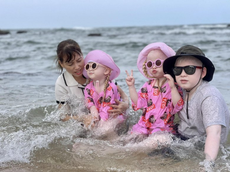 Thời điểm đó, ai cũng khen ngợi hai bé Tâm Chị - Tâm Em xinh đẹp, nhanh nhẹn và thông minh, đồng thời hi vọng cha mẹ của hai bé có một cuộc sống ổn định để có thể nuôi dưỡng các con lớn khôn.