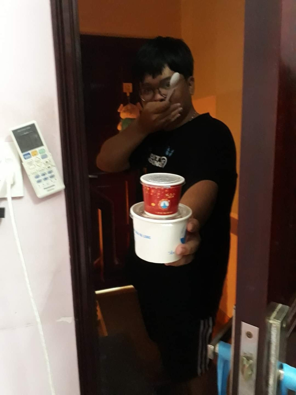 Muốn ăn gì cứ order, miễn đừng ra khỏi phòng.