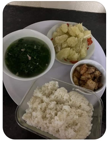 Hình ảnh những bữa cơm đựng trong rổ hay chiếc mâm con mà phụ huynh chuẩn bị cho con vừa từ vùng dịch trở về được chia sẻ trên mạng xã hội đã khiến ai nấy đều phải bật cười.