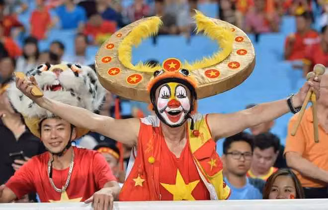 Nhớ lại SEA Games 2003,ông Tuấn bồi hồi kể lại rằng hôm đó mình vẽ mặt, đeo cặp sừng trâu nặng gần 4kg, mặc trang phục tự thiết kế, trên cổ đeo trống, tự tin bước vào sân vận động Mỹ Đình trước ánh mắt trầm trồ của các cổ động viên khác.