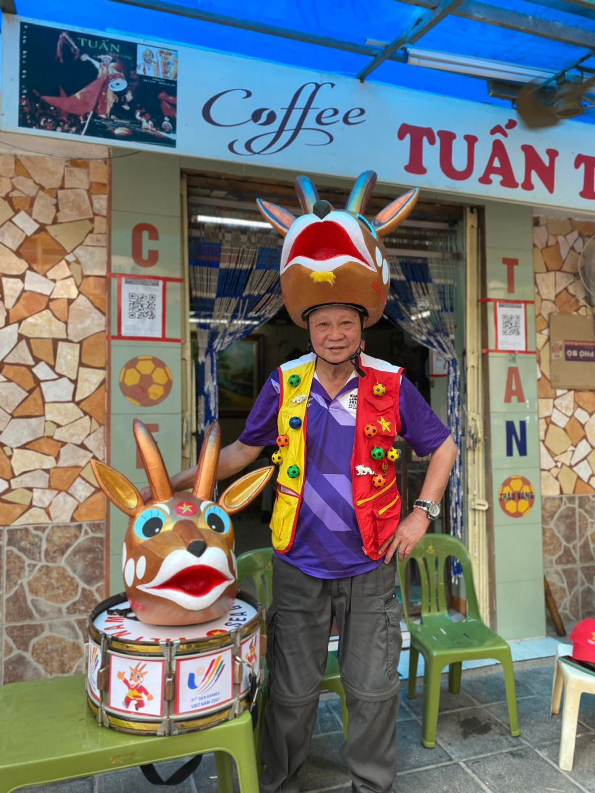 20 năm qua, "cổ động viên số 1 Việt Nam" đã làm được 9 mũ linh vật SEA Games, như đại bàng Gilas (2005), mèo Can (2007), voi Champa và Champi (2009), rồng Komodo (2011), cú mèo (2013), sư tử biển Nila (2015), hổ Rimau (2017), quả bóng xốp Pami (2019) và năm nay là cặp sao la.