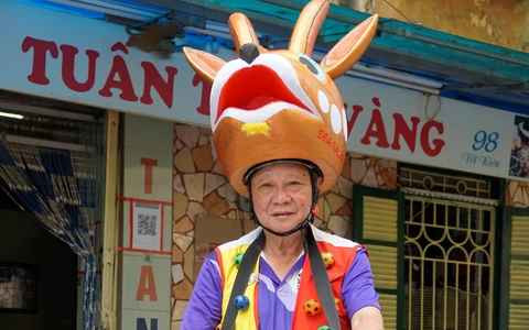 Xuất viện, ông dành 5 ngày liên tiếp để làm mũ sao la. Cũng như những chiếc mũ trước, mũ sao la trải qua 5 bước, gồm nghiên cứu hình dáng linh vật; tạo khung bằng nan tre, xốp, lồng bàn, đồ dùng bằng nhựa sẵn có; bồi nhiều lớp giấy xi măng cho cứng hoặc gọt xốp đắp lên khung; tô màu, phủ nhũ; hoàn thiện.