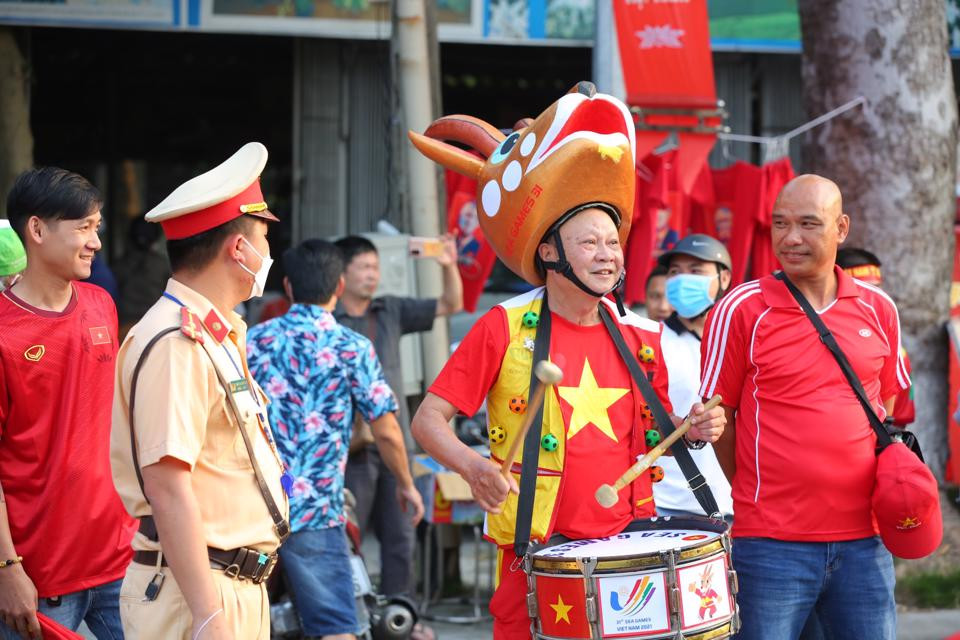 "20 năm qua, tôi chưa bỏ lỡ kỳ SEA Games nào", ông xúc động. Để chi trả cho "sự nghiệp" cổ động viên, phần lương hưu hàng tháng ông đều dành trọn để làm mũ linh vật, hay tài trợ cho những chuyến đi nước ngoài cổ vũ đội tuyển. Năm 2011, SEA Games 26 được tổ chức tại Indonesia, ông Tuấn bỏ ra "8 tháng lương hưu", tương đương 32 triệu đồng. Đây là chuyến đi tốn kém nhất từ trước đến nay.