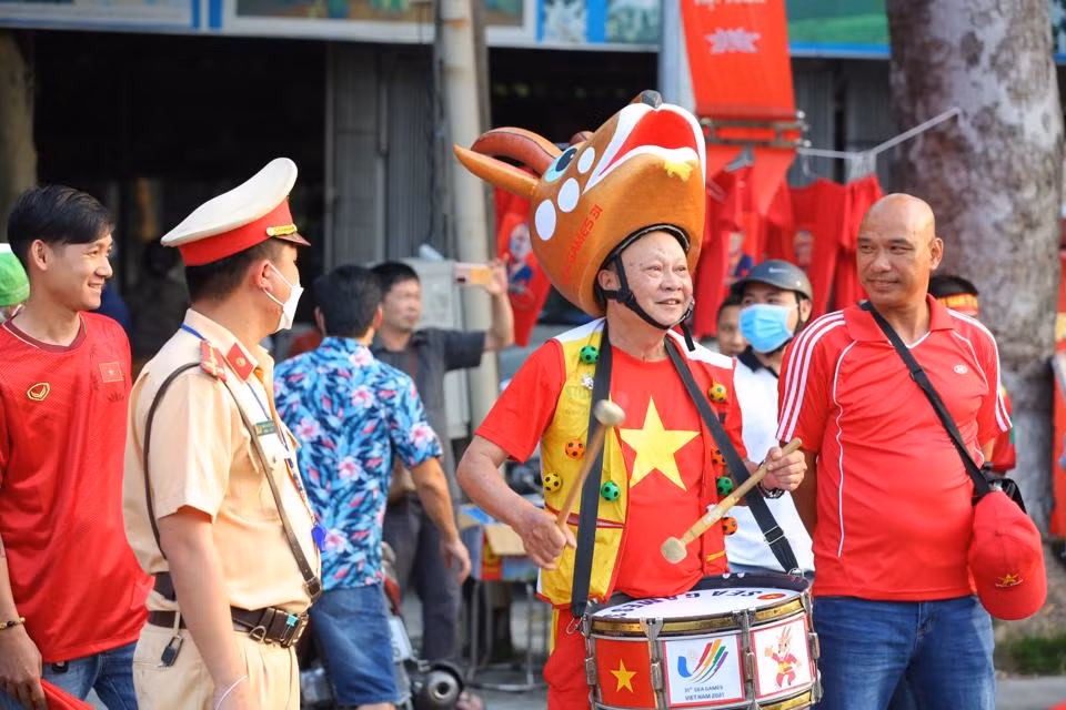 "20 năm qua, tôi chưa bỏ lỡ kỳ SEA Games nào", ông xúc động. Để chi trả cho "sự nghiệp" cổ động viên, phần lương hưu hàng tháng ông đều dành trọn để làm mũ linh vật, hay tài trợ cho những chuyến đi nước ngoài cổ vũ đội tuyển. Năm 2011, SEA Games 26 được tổ chức tại Indonesia, ông Tuấn bỏ ra "8 tháng lương hưu", tương đương 32 triệu đồng. Đây là chuyến đi tốn kém nhất từ trước đến nay.