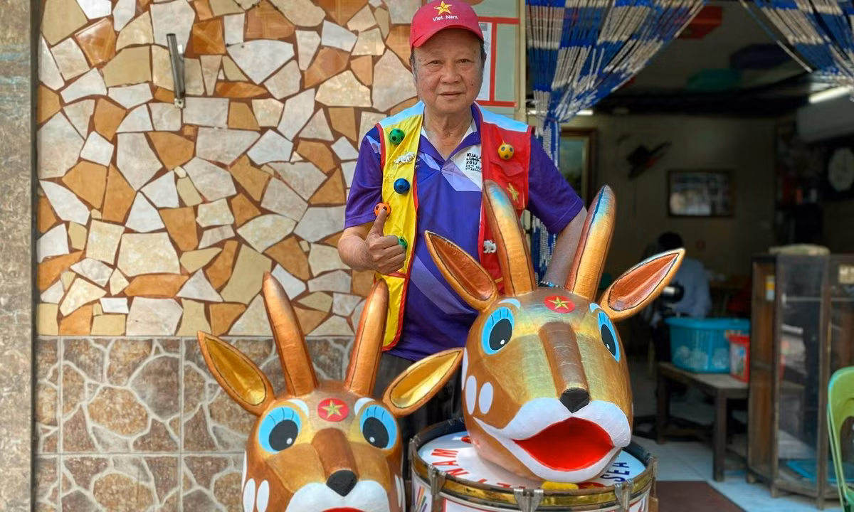 Năm 2020, loài sao la – "kỳ lân Châu Á" được chọn là linh vật của SEA Games 2021 tại Việt Nam. Ông Tuấn lên ý tưởng về cặp mũ sao la, nhưng gián đoạn do sức khỏe yếu, phải nằm viện điều trị 15 ngày. Để kịp tiến độ, ông nhờ người quen dựng trước khung và cắt gọn mũ.