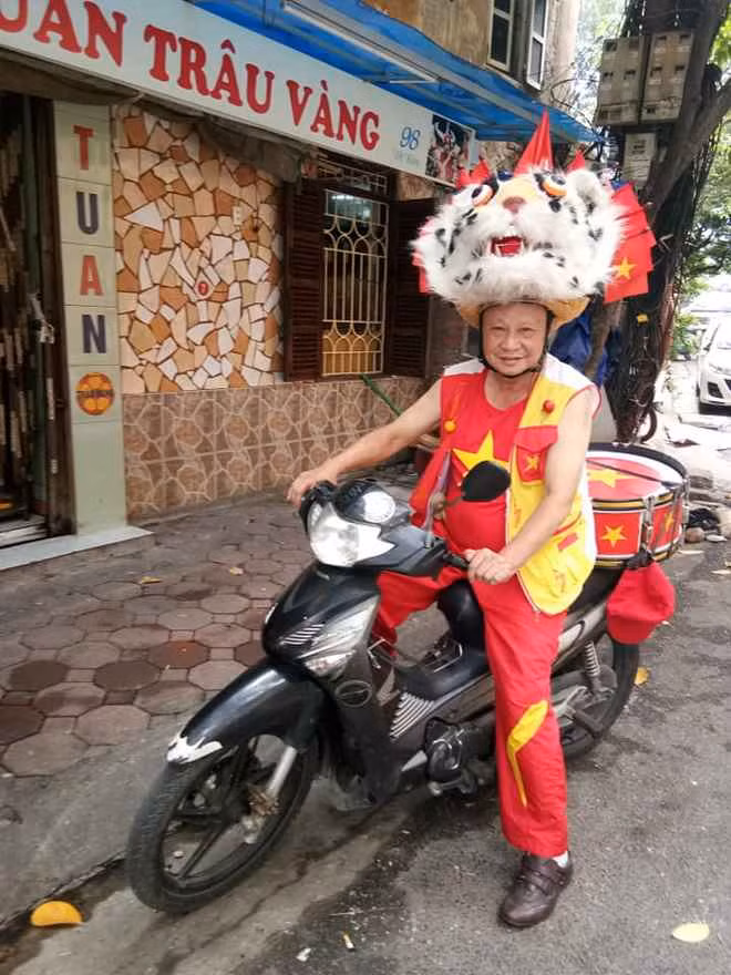 Từ 2003, mỗi kỳ SEA Games, ông Tuấn đều đặt may 2 bộ quần áo và mũ linh vật.