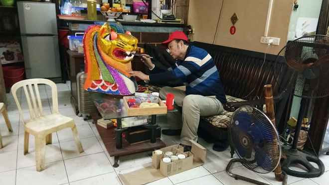 Thập niên 1990, người ta đến các sân vận động cổ vũ cuồng nhiệt, nhưng chưa bao giờ có một "nhạc trưởng". Khán đài khi ấy không nhiều màu sắc. Nghĩ phải làm điều gì ấn tượng và độc đáo thể hiện tình yêu bóng đá, tại giải Tiger Cup 1998, trong trận Việt Nam gặp Thái Lan, ông Tuấn nhờ họa sĩ - nghệ sĩ nhân dân Phạm Viết Song họa mặt.