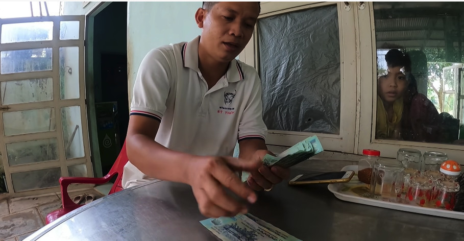 Điều đặc biệt ở chỗ, Sang Vlog không trực tiếp tặng tiền cho các em nhỏ mà mua… bò tặng chúng. Cụ thể, anh cùng 1 cậu bé đi đặt cọc tiền để mua bò, sau đó hẹn những đứa trẻ còn lại để thông báo tin vui.