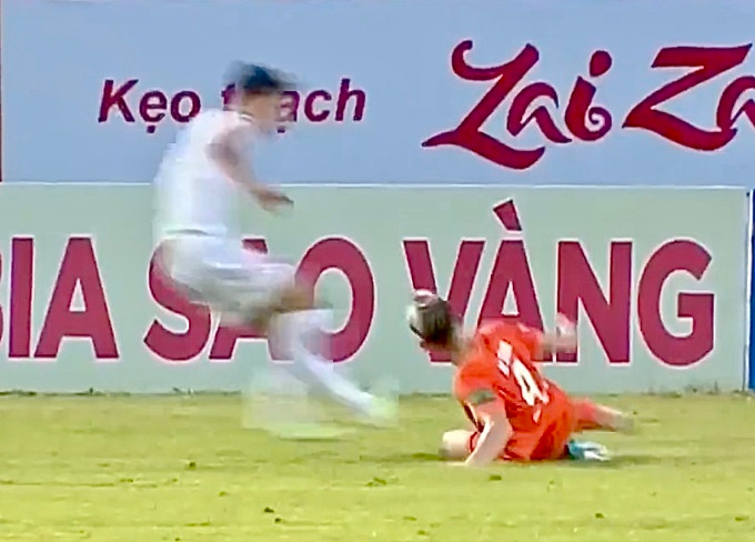 Đến phút 55, Văn Hậu lại nhảy đạp bằng hai chân khi tranh chấp với Brandon Wilson. Tiền vệ Đà Nẵng bị đau nhưng vẫn có thể thi đấu, còn Văn Hậu phải nhận thẻ vàng.