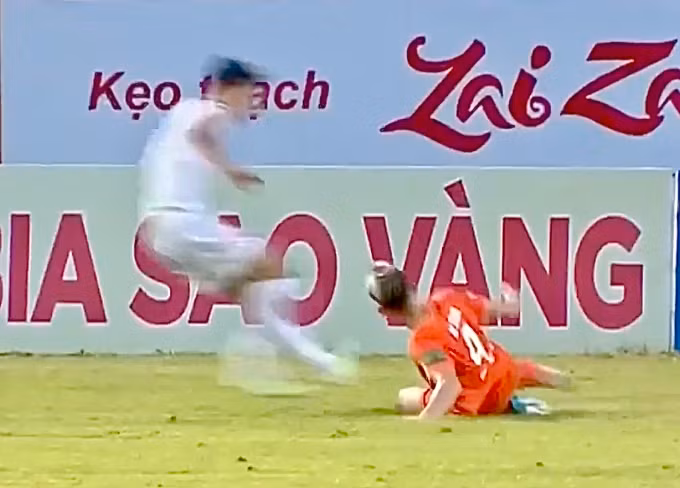 Đến phút 55, Văn Hậu lại nhảy đạp bằng hai chân khi tranh chấp với Brandon Wilson. Tiền vệ Đà Nẵng bị đau nhưng vẫn có thể thi đấu, còn Văn Hậu phải nhận thẻ vàng.