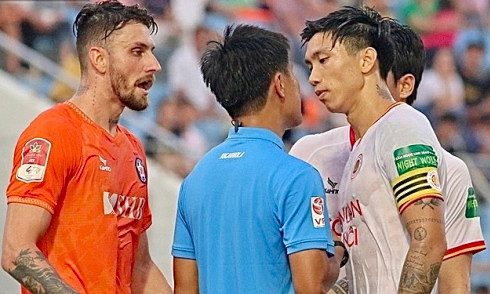 Ở họp báo sau trận, khi được hỏi về việc các cầu thủ CAHN chơi xấu, HLV Flavio Cruz cho rằng đó đơn thuần là những pha tranh chấp quyết liệt. "Văn Hậu và Tấn Sinh chơi xông xáo, không phải chơi xấu", ông nói