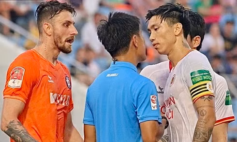 Ở họp báo sau trận, khi được hỏi về việc các cầu thủ CAHN chơi xấu, HLV Flavio Cruz cho rằng đó đơn thuần là những pha tranh chấp quyết liệt. "Văn Hậu và Tấn Sinh chơi xông xáo, không phải chơi xấu", ông nói