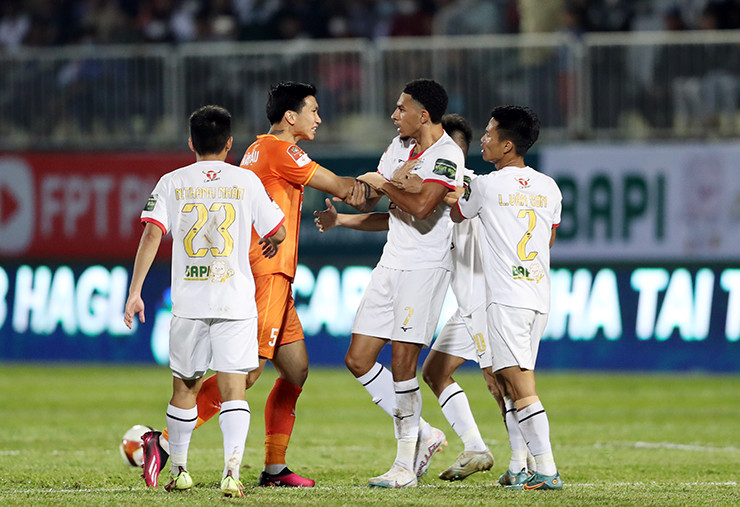 Với hình thể tốt và công thủ toàn diện, Văn Hậu sớm trở thành ngôi sao của bóng đá Việt Nam, góp phần lớn vào thành công của CLB Hà Nội và các ĐTQG.