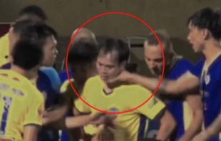 Nhưng khi trở về và thi đấu trở lại cho CLB Hà Nội ở V-League từ tháng 7/2022, sau giai đoạn thi đấu không thành công cho SC Heerenveen (Hà Lan), Văn Hậu chịu nhiều chỉ trích, thậm chí bị gán mác "đá xấu", "tiểu xảo"...