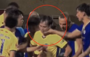 Nhưng khi trở về và thi đấu trở lại cho CLB Hà Nội ở V-League từ tháng 7/2022, sau giai đoạn thi đấu không thành công cho SC Heerenveen (Hà Lan), Văn Hậu chịu nhiều chỉ trích, thậm chí bị gán mác "đá xấu", "tiểu xảo"...