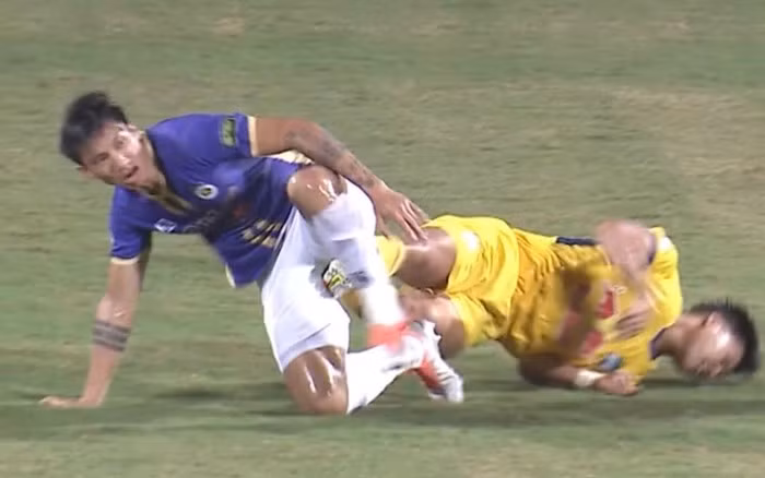 Trên một số fanpage quy tụ netizen yêu bóng đá trong nước, làn sóng đòi tẩy chay với lối đá xấu của Văn Hậu từng được nhắc tới và nhận được nhiều phản hồi.