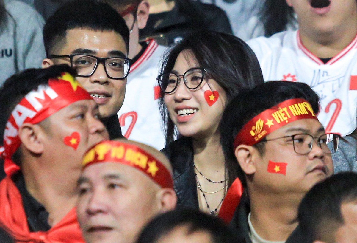 Nguyễn Nụ của tuổi 27 mang vẻ đẹp mặn mà, sắc sảo. Cô sở hữu vẻ đẹp dịu dàng, đáng yêu. Theo thời gian, em gái Văn Toàn được khen ngày càng nhuận sắc.