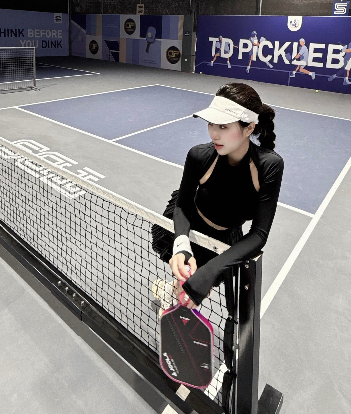 Có anh trai là cầu thủ nổi tiếng của đội tuyển quốc gia Việt Nam, Nguyễn Nụ được biết đến là "em gái" mỹ nữ của làng bóng đá với nhan sắc xinh đẹp cùng vóc dáng gợi cảm.