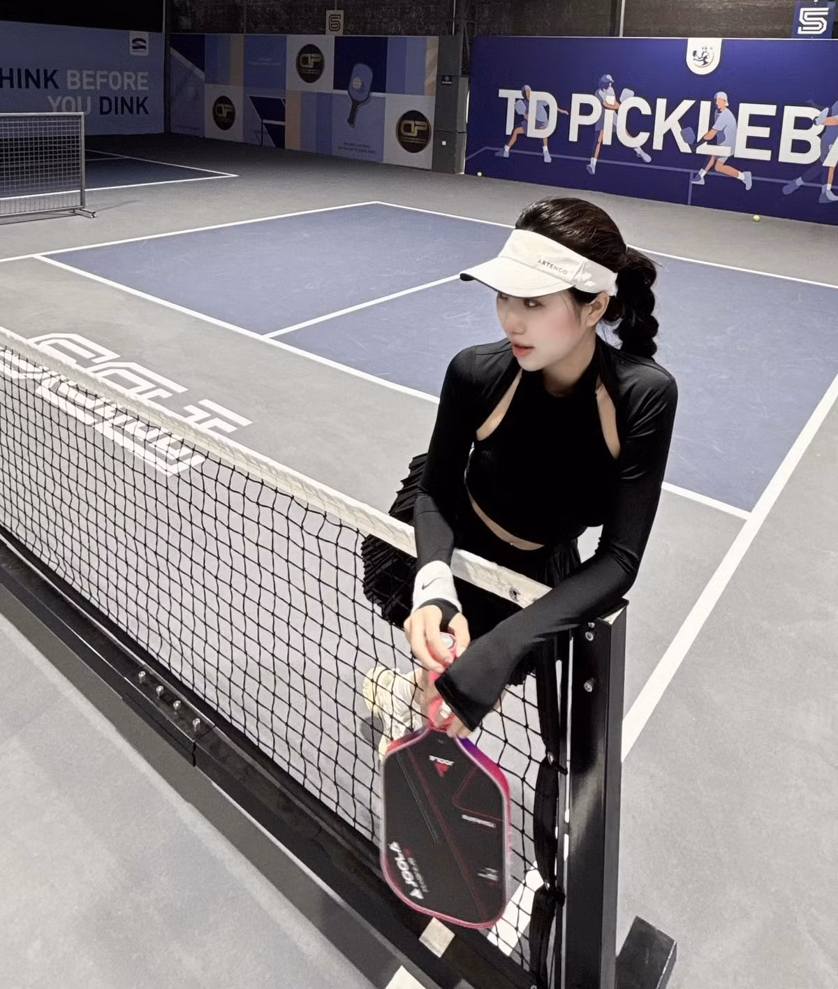 Có anh trai là cầu thủ nổi tiếng của đội tuyển quốc gia Việt Nam, Nguyễn Nụ được biết đến là "em gái" mỹ nữ của làng bóng đá với nhan sắc xinh đẹp cùng vóc dáng gợi cảm.