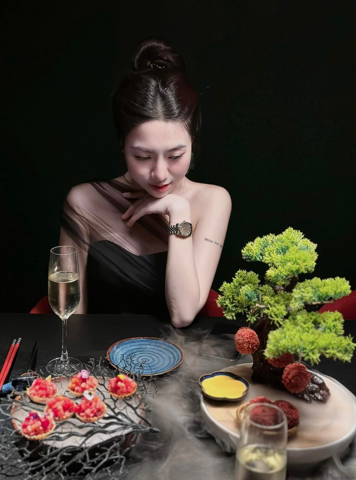 Em gái xinh đẹp của Văn Toàn hiện giúp anh quản lý quán cà phê tại Hải Phòng. Cô từng theo học chuyên ngành Dược và có thời gian làm nhân viên bán thuốc.