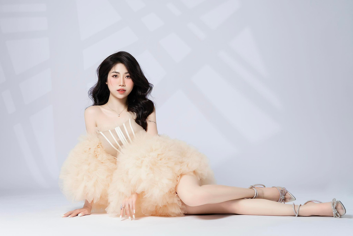 Nguyễn Nụ sở hữu thân hình cực chuẩn với vòng 1 và vòng 3 nảy nở cùng vòng eo con kiến.