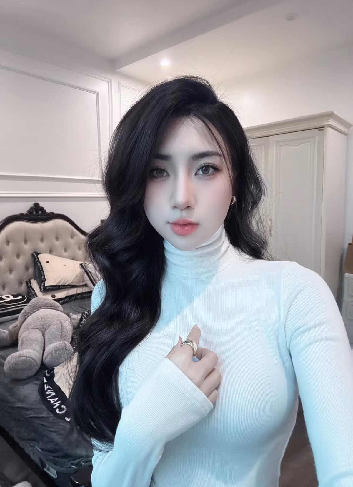 Nguyễn Nụ sinh năm 1997, sở hữu nhan sắc xinh đẹp và vóc dáng mảnh mai khiến nhiều chàng trai muốn trở thành em rể của Văn Toàn