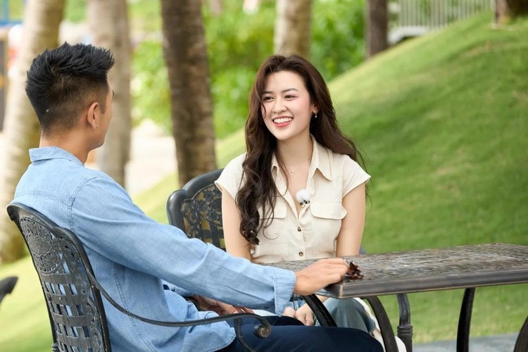 Quyên Qui hiện đang là mỹ nhân được nhiều khán giả "săn đón" khi xuất hiện tại show hẹn hò Đảo Thiên Đường - Paradise Island. Cô gây ấn tượng bởi giọng nói dịu dàng, nhan sắc ngọt ngào và vóc dáng quyến rũ