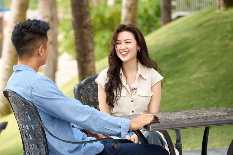 Quyên Qui hiện đang là mỹ nhân được nhiều khán giả "săn đón" khi xuất hiện tại show hẹn hò Đảo Thiên Đường - Paradise Island. Cô gây ấn tượng bởi giọng nói dịu dàng, nhan sắc ngọt ngào và vóc dáng quyến rũ