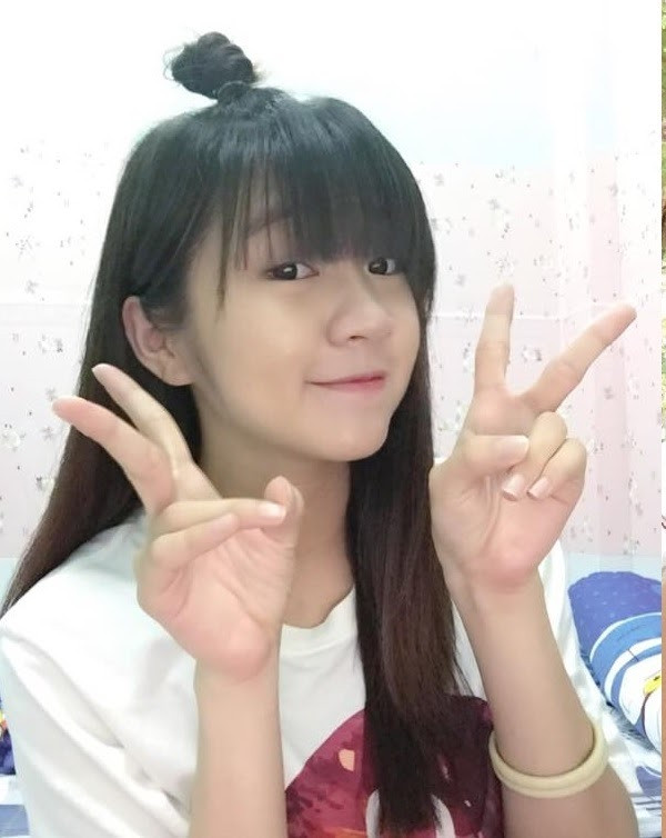 Như Hexi sở hữu gương mặt khá ưa nhìn ngay từ khi chưa nổi tiếng, bằng chứng cho thấy từ những bức hình ngây ngô thời học sinh, cũng không dìm đi nhan sắc nổi bật của cô nàng.