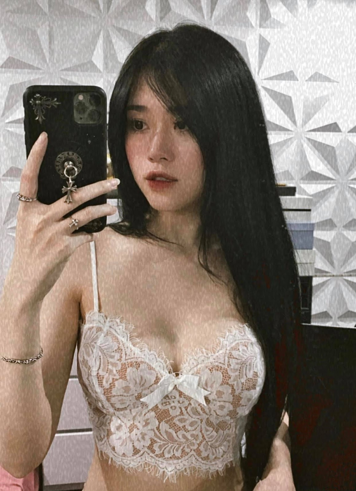 Nữ streamer Thủy Tiên sinh năm 1997, cô bén duyên với game Liên Minh Huyền Thoại từ năm lớp 11. Cô nàng thu hút khán giả nhờ kỹ năng chơi game tốt, cách nói chuyện thu hút và đặc biệt là gương mặt xinh đẹp cùng thân hình "bốc lửa".