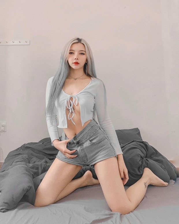 Ohsusu sở hữu một body săn chắc, gương mặt sắc sảo, thậm chí còn đi sửa mũi để có ngoại hình nổi bật và thu hút hơn. Bên cạnh đó nữ streamer còn thường xuyên mặc những bộ đồ tôn dáng, hay thay đổi gu ăn mặc khiến ai nấy cũng phải “ngước nhìn".