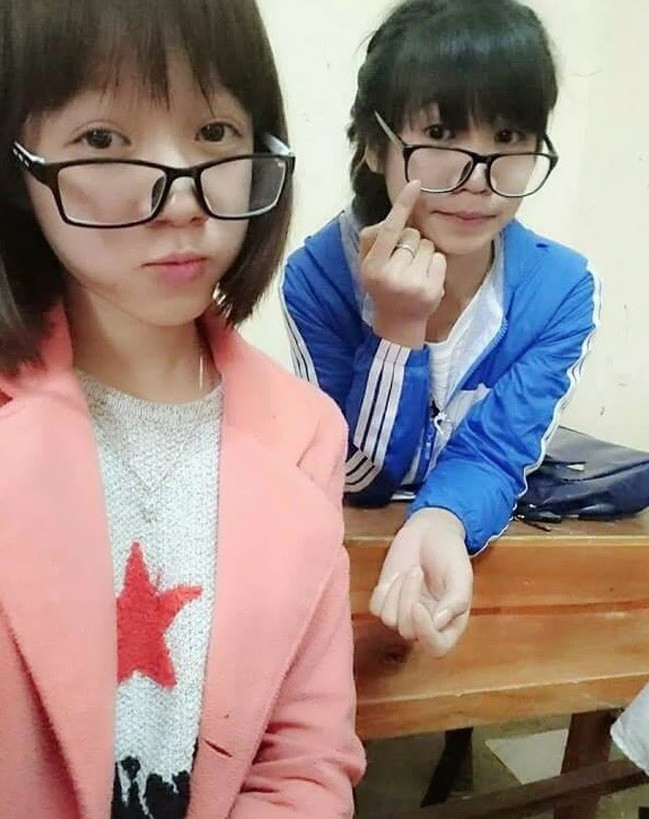 Mèo Sao Hỏa (áo hồng) năm 15 tuổi với mái tóc ngắn, mặt mộc 100% và chỉ nặng có 39kg.