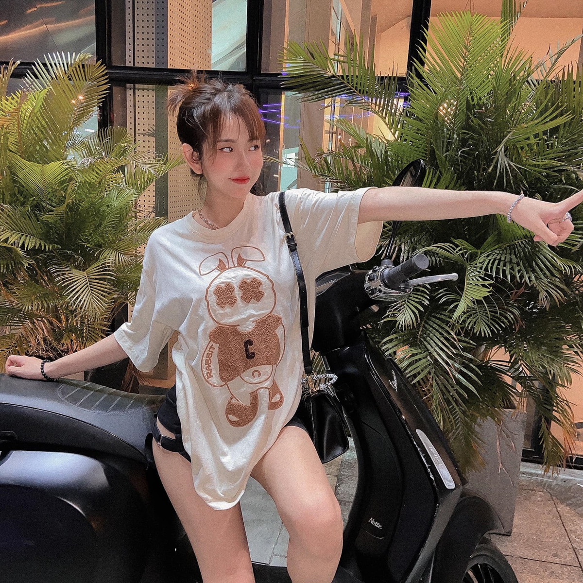 Cũng giống như những bạn bè cùng trang lứa khác, Nhã Trân cũng là một cô gái có sở thích chụp ảnh, mua sắm, làm đẹp và du lịch khám phá những địa danh nổi tiếng trên đất nước.