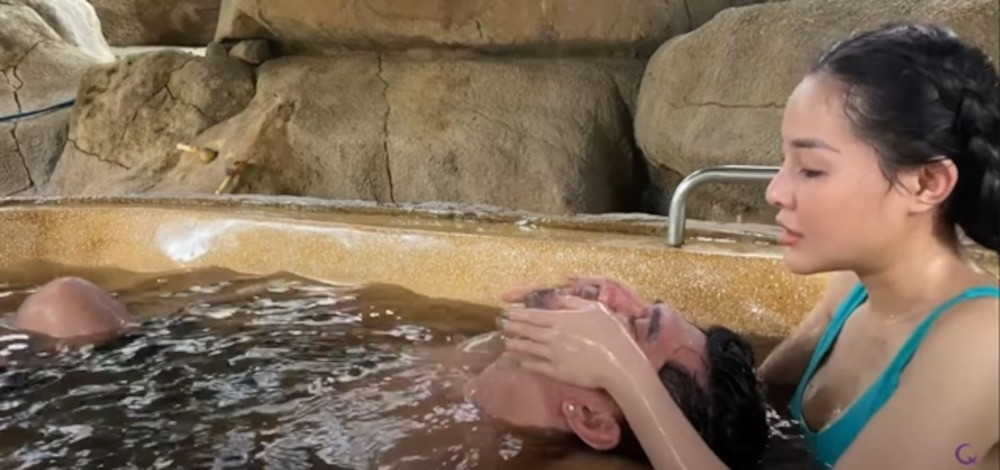 Ngân 98 vừa nói chuyện, vừa ưỡn vòng 1 về phía trước khiến cộng đồng mạng vô cùng "nhức mắt".