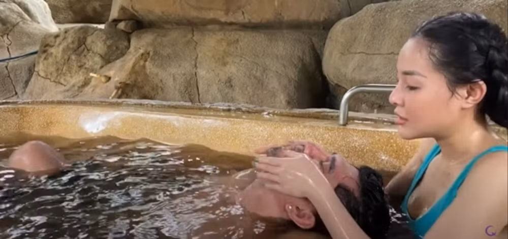 Ngân 98 vừa nói chuyện, vừa ưỡn vòng 1 về phía trước khiến cộng đồng mạng vô cùng "nhức mắt".