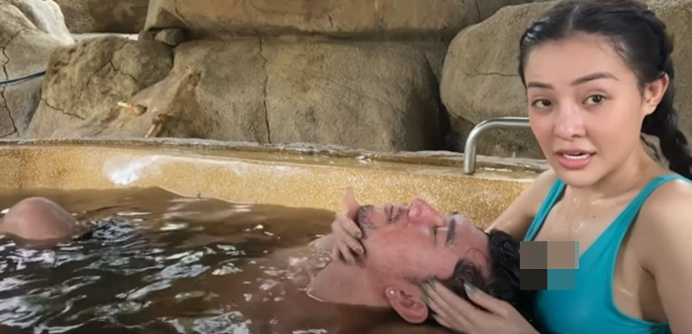 Trong đoạn clip, Ngân 98 cười nói: "Mấy chị cho chồng ra tiệm gội đầu là như thế này này". Sau đó, cô nàng đưa đầu bạn trai vào vị trí nhạy cảm khiến ai xem cũng phải "đỏ mặt".