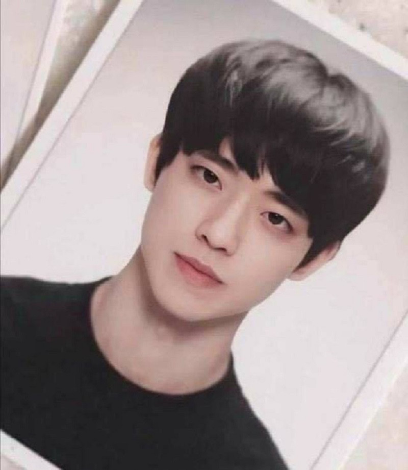  Game thủ Mystic tên đầy đủ là Jin Sung Joon sinh năm 1995 tại Hàn Quốc. Chàng trai này là tuyển thủ Liên minh huyền thoại chuyên nghiệp. Sự nghiệp của anh thăng hoa khi chơi cùng Team Jin Air, sau đó được chiêu mộ về đội tuyển LOL đình đám của Trung Quốc - Team WE.