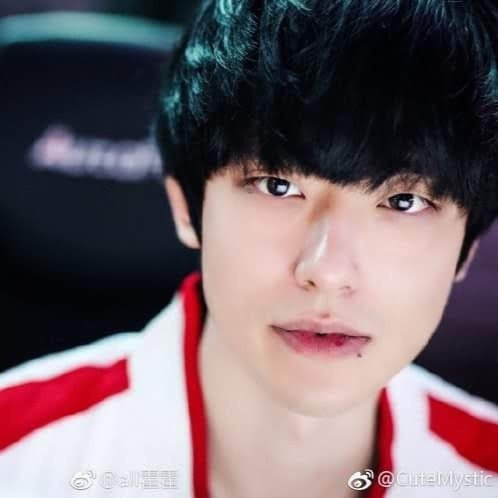 Trên trang cá nhân, chàng game thủ thường xuyên khoe ảnh gia đình nhỏ hạnh phúc. Nhóc tì nhà Mystic cũng điển trai không kém bố, hứa hẹn sẽ là hot boy trong tương lai.