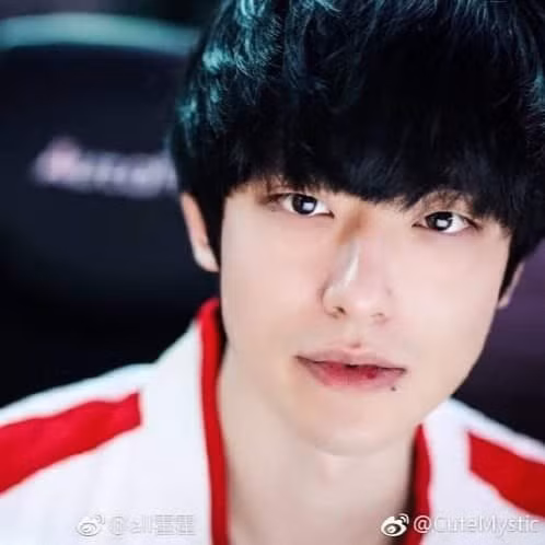 Trên trang cá nhân, chàng game thủ thường xuyên khoe ảnh gia đình nhỏ hạnh phúc. Nhóc tì nhà Mystic cũng điển trai không kém bố, hứa hẹn sẽ là hot boy trong tương lai.