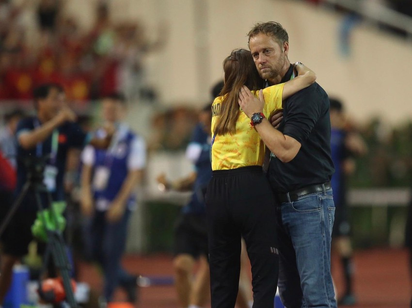 Tuy nhiên, sợ Worawut tổn thương nên bà Pang đã sắp xếp để HLV này dẫn dắt U23 Thái Lan đá giải châu Á đầu tháng 6 tới. Nhưng với những gì vừa diễn ra tại SEA Games 31, nữ tỷ phú lại lo...thua nữa ở sân chơi châu lục.