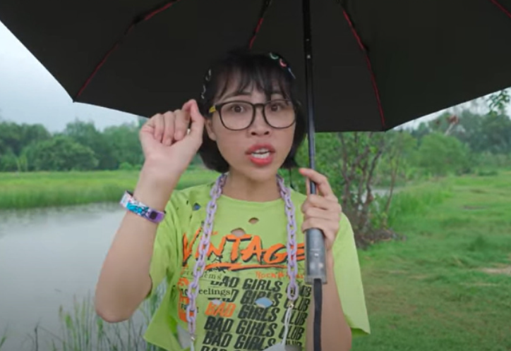 Mới đây, nữ YouTuber vừa khoe hình ảnh mới lạ với mái tóc ngắn "ngố tàu" trên trang cá nhân, diện thêm kính đen thời thượng. Nhiều người bày tỏ rằng khó nhận ra đây là cô nàng hot YouTuber một thời.