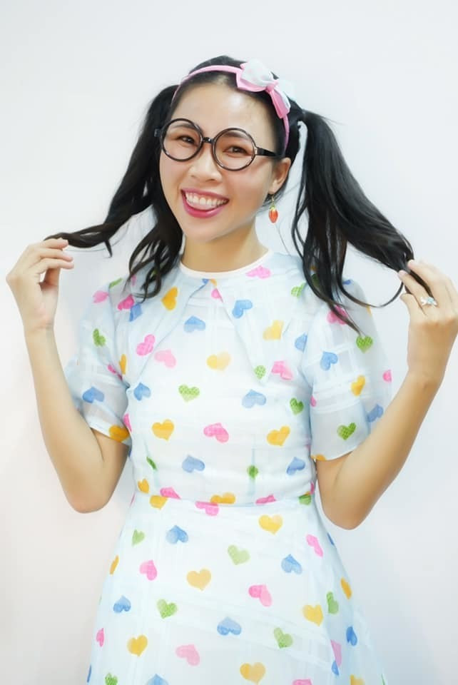 Thơ Nguyễn cũng không công khai bạn trai trên mạng xã hội, chỉ muốn giữ kín những chuyện riêng tư để tránh phiền phức không đáng có. "Em có người yêu mà không thích cưới. Nếu mọi người hỏi em rằng năm vừa rồi có mấy người yêu thì em trả lời được, đừng hỏi tương lai khi nào cưới, mất công 'trộm vía' chia tay".