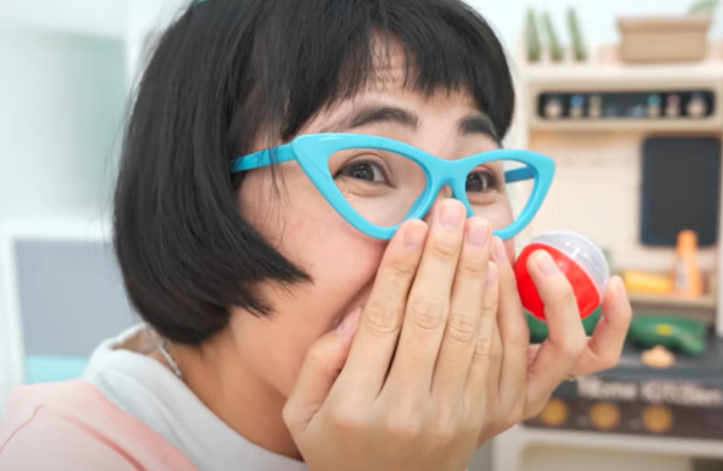 Đầu năm 2021, Thơ Nguyễn sản xuất video "xin vía" học giỏi không lành mạnh, dễ làm lệch lạc tư tưởng của người xem, đặc biệt là khi kênh của cô có tệp fan trẻ em lớn.