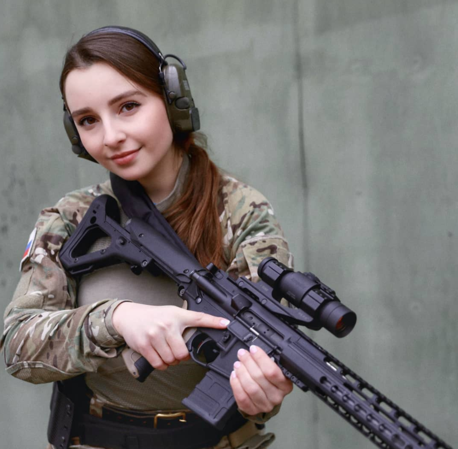 Những ngày đầu nổi tiếng, Elena gắn liền với hình ảnh kín đáo, dịu dàng. Thời gian gần đây, “thiên thần quân đội” chuyển dần sang phong cách quyến rũ, gợi cảm.