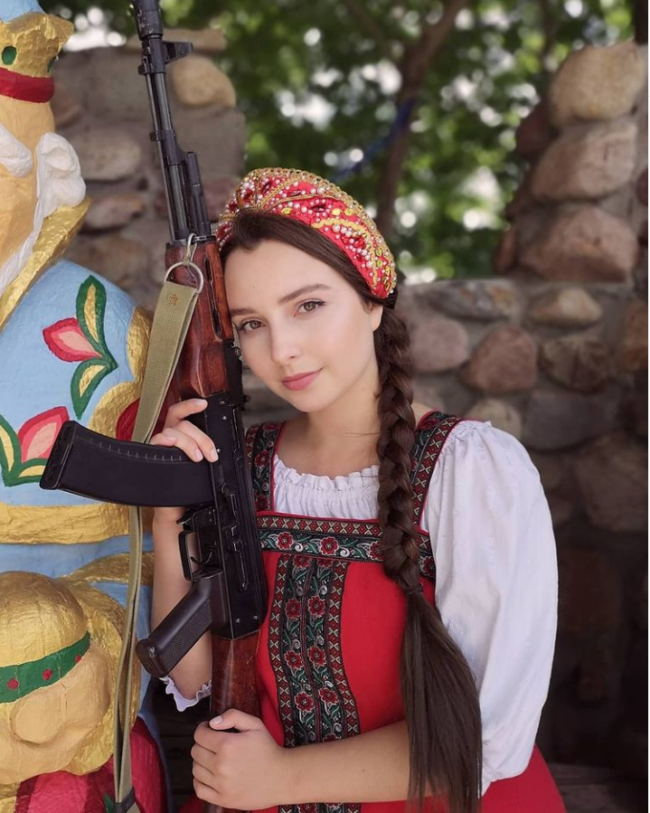 Eelena sưu tầm các trang phục quân đội và cả các mô hình súng, dao, các loại vũ khí khác. Để thỏa mãn đam mê, "búp bê sống" người Nga này còn mở hẳn một cửa hàng chuyên cung cấp những trang phục, phụ kiện, mô hình theo phong cách quân sự