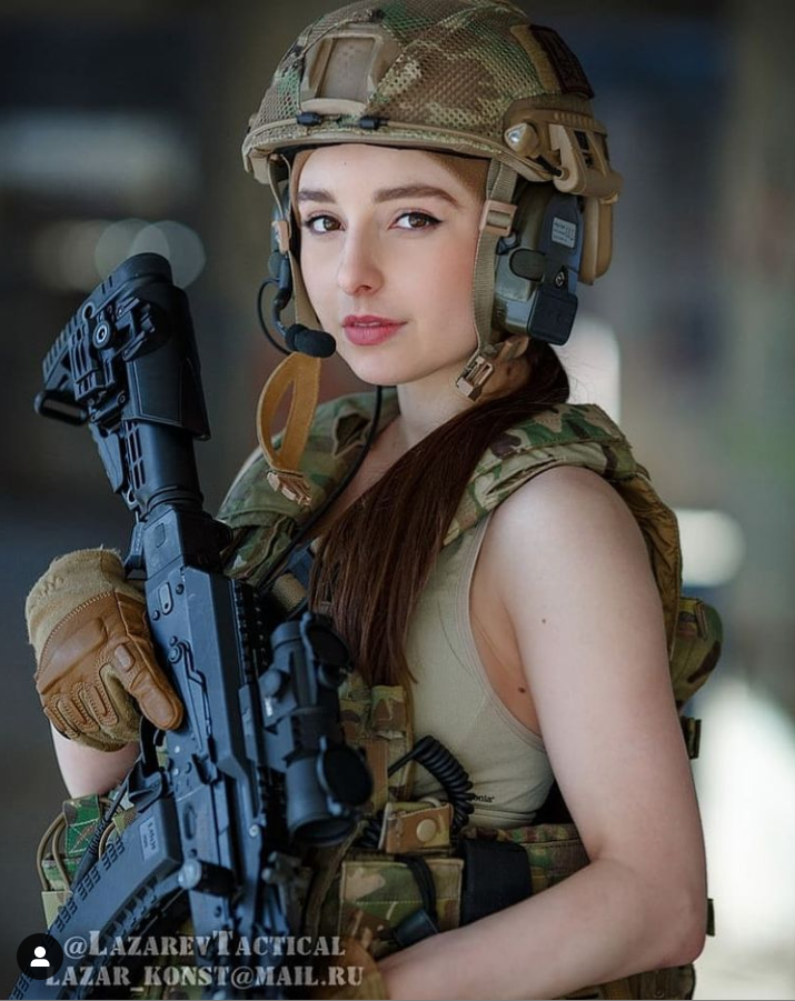 Tuy nhiên, theo tìm hiểu, Elena Deligioz chỉ là một người mẫu ảnh có niềm đam mê với đồ quân sự